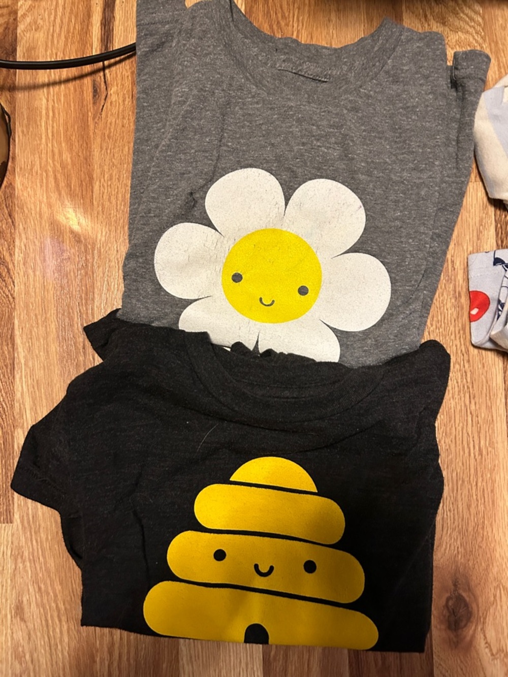Mochi kids- Gray Daisy Graphic Tee & Black Bee Hive Graphic Tee Set